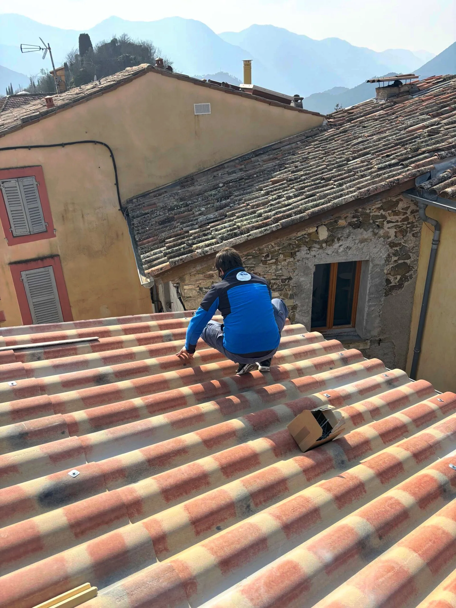 Couvreur à Publier au travail sur une toiture